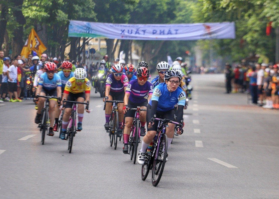 The fifth Hanoi Open Bicycle Race takes place around Hoan Kiem Lake on August 27, 2023. (Photo: VNA)