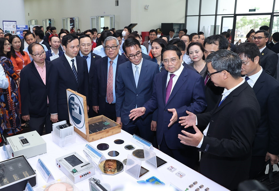 Prime Minister Pham Minh Chinh visits the exhibition of processed and manufactured products by the Vietnam National University - Hanoi in Hoa Lac campus on April 14, 2023:. (Photo: VNA)