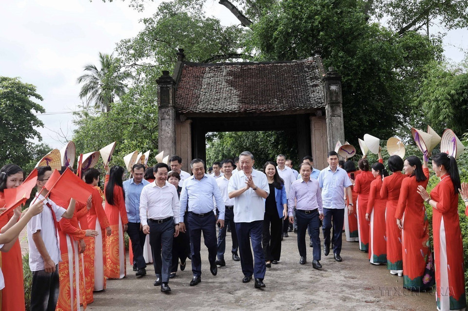 President To Lam meets with people and some exemplary cultural families in Duong Lam ancient village, Son Tay town, Hanoi on July 27, 2024. (Photo: VNA)