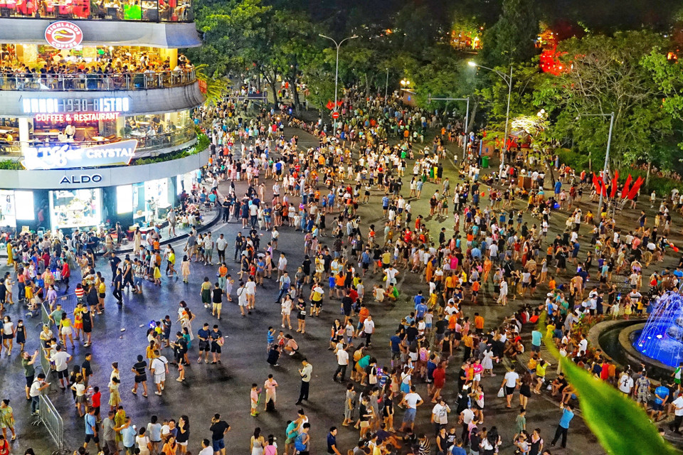 Hoan Kiem Lake’s pedestrian street attracts many residents and visitors on weekends. (Photo: VNA)