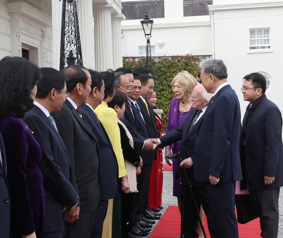 Party General Secretary and State President To Lam introduces the Vietnamese delegation’s members to the host leader (Photo: VNA)