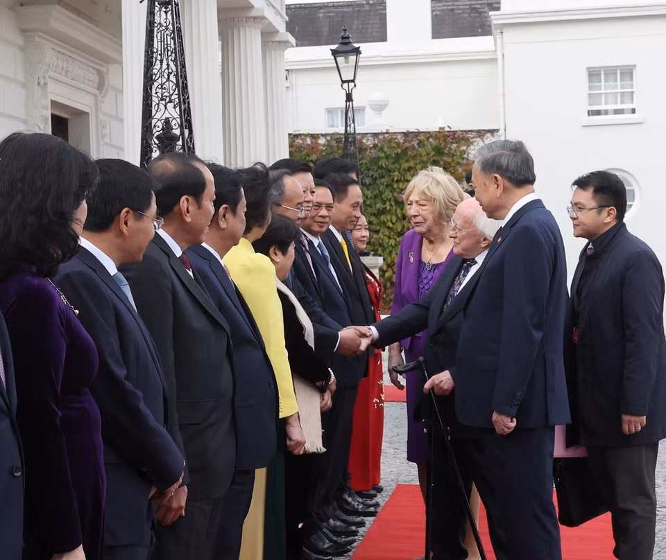 Party General Secretary and State President To Lam introduces the Vietnamese delegation’s members to the host leader (Photo: VNA)