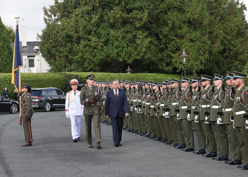Party General Secretary and State President To Lam inspects the guard of honor (Photo: VNA)