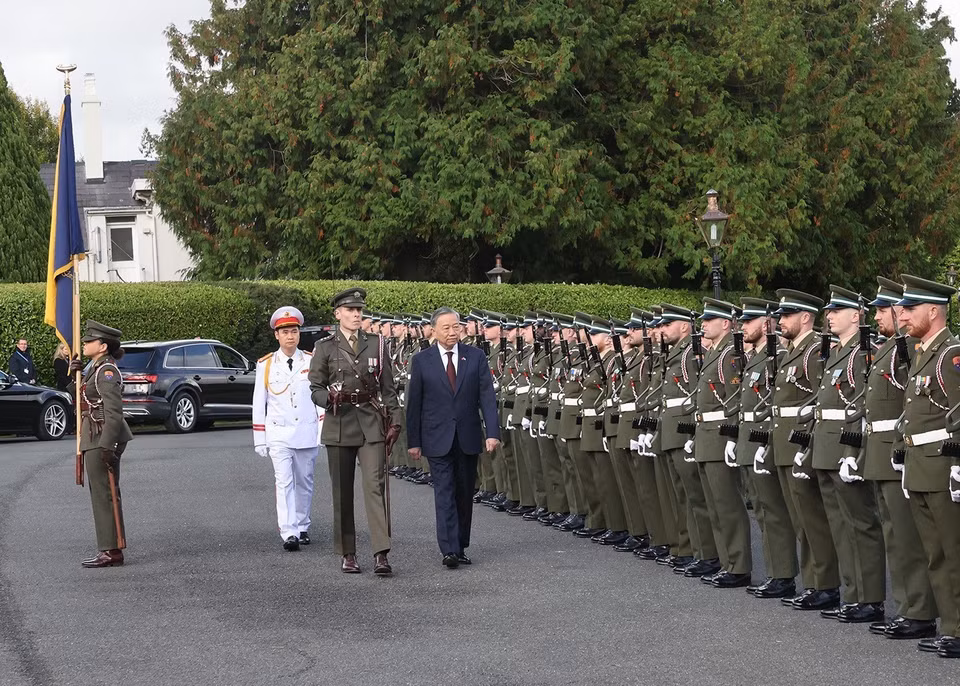 Party General Secretary and State President To Lam inspects the guard of honor (Photo: VNA)