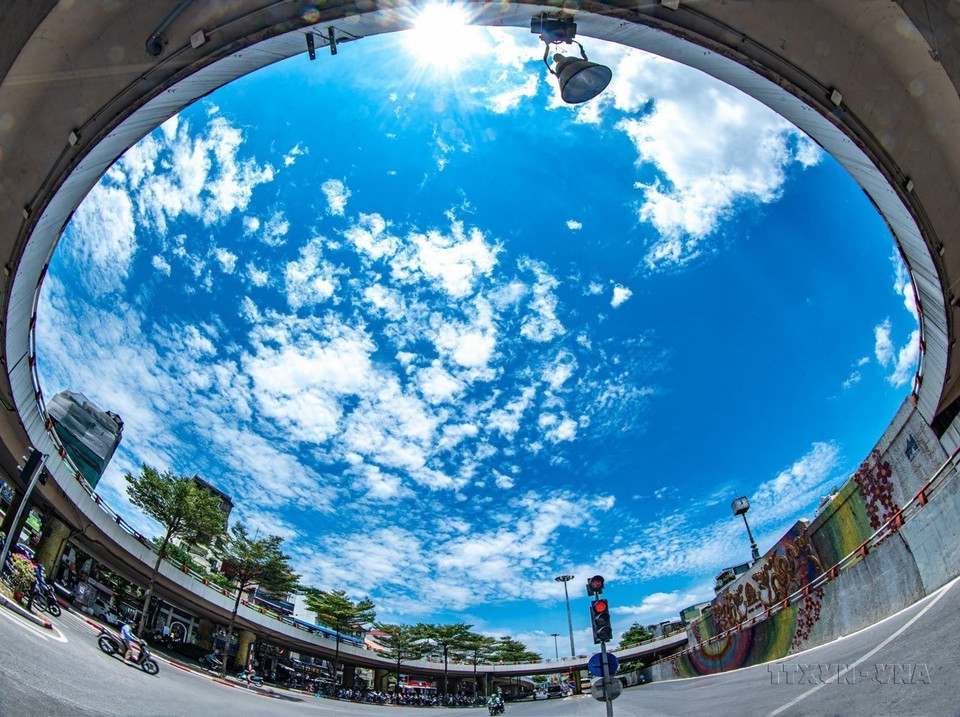 Hanoi in autumn, where the sky seems bluer, clearer, and higher, carries the unique beauty of the capital, which is unmatched by any other place or season. (Photo: VNA)