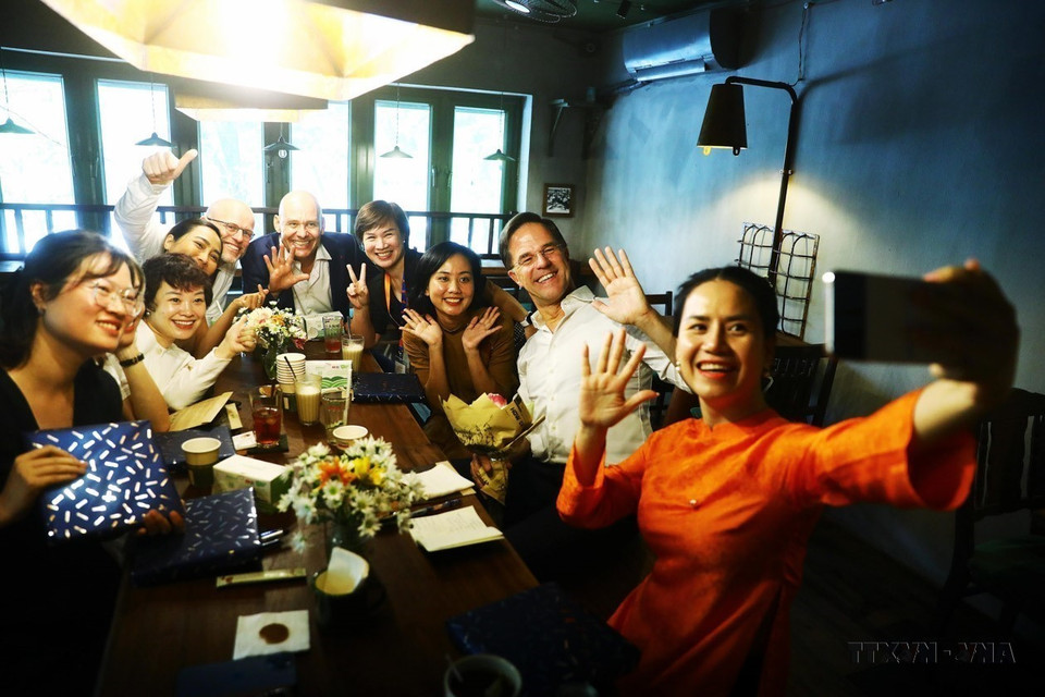 Prime Minister of the Netherlands Mark Rutte enjoys tea and chats with Vietnamese friends on Dien Bien Phu street November 2, 2023. (Photo: VNA)