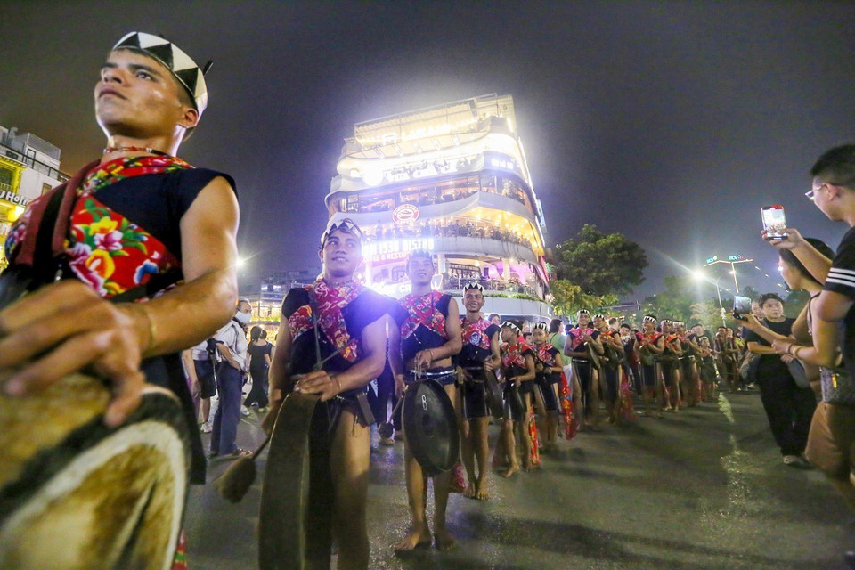 Cultural activities regularly draw large crowds of locals and tourists to the walking space around Hoan Kiem Lake. (Photo: VNA)