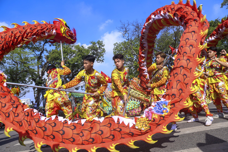 Dragon dance performances at Hoan Kiem Lake's walking space during the Hanoi Autumn Carnival on October 1, 2023. (Photo: VNA)