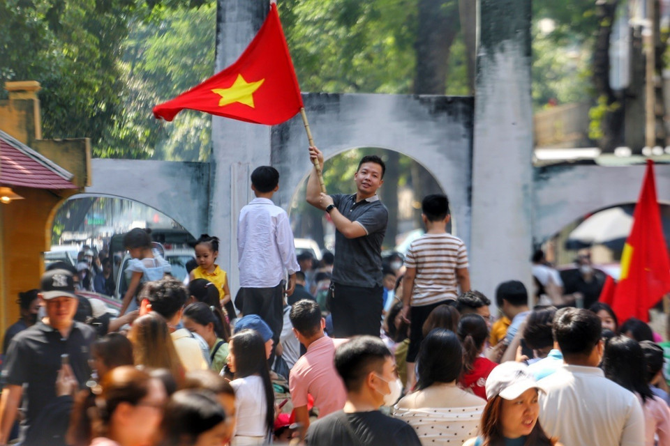 The mural space on Phung Hung street attracts a large number of locals and tourists. (Photo: VNA)