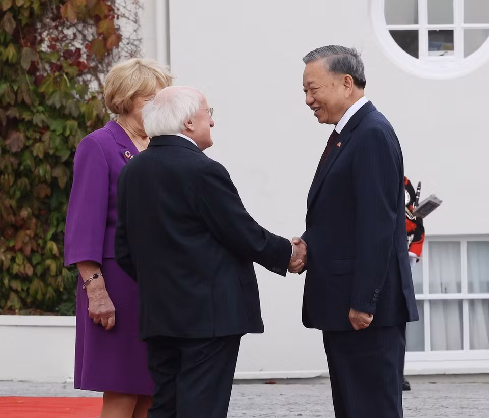 President of Ireland Michael D. Higgins and his spouse welcome Party General Secretary and State President To Lam (Photo: VNA)