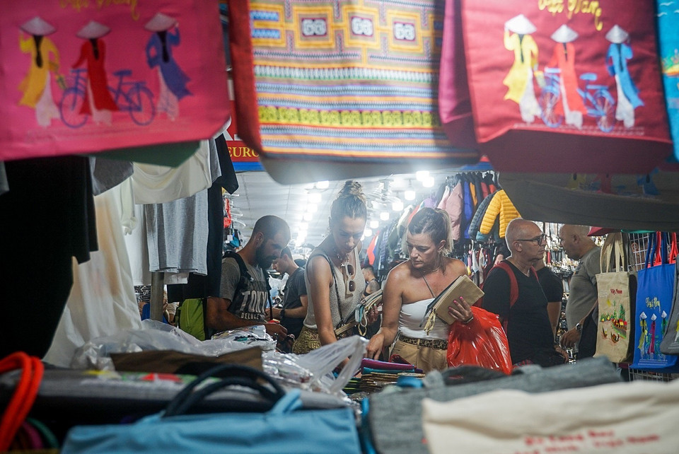 Dong Xuan night market draws foreign tourists for sightseeing and shopping. (Photo: VNA)