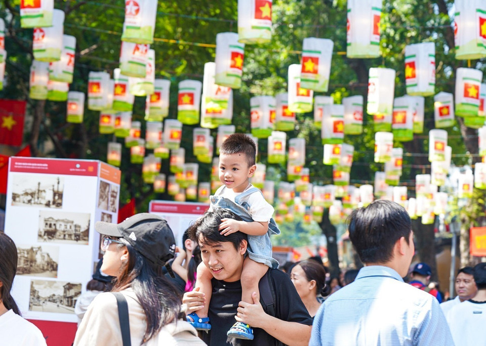 The mural space on Phung Hung street attracts a large number of locals and tourists. (Photo: VNA)