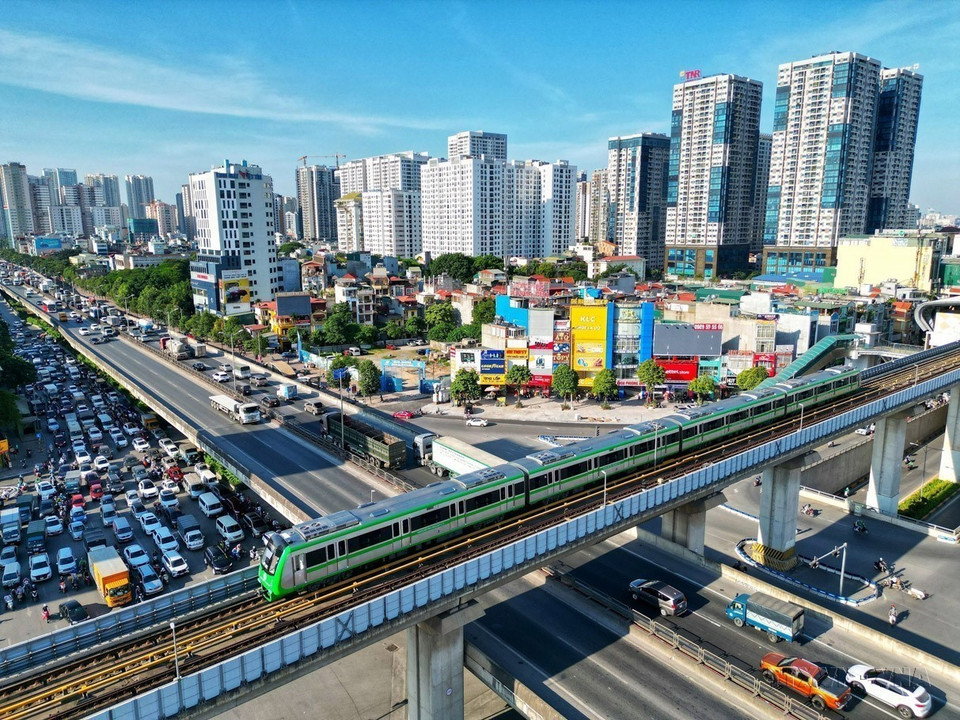 The urban landscape of Hanoi becomes increasingly modern, with significant improvements in traffic congestion, which in turn promotes economic and social development. (Photo: VNA)