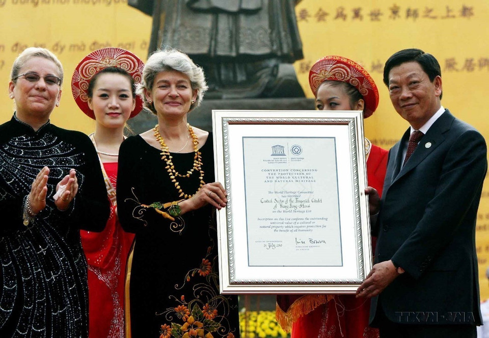 UNESCO Director-General Irina Bokova presents a certificate recognizing the Central Sector of the Imperial Citadel of Thang Long as a World Cultural Heritage Site to Chairman of the Hanoi People's Committee Nguyen The Thao on October 1, 2010 (Photo: VNA)