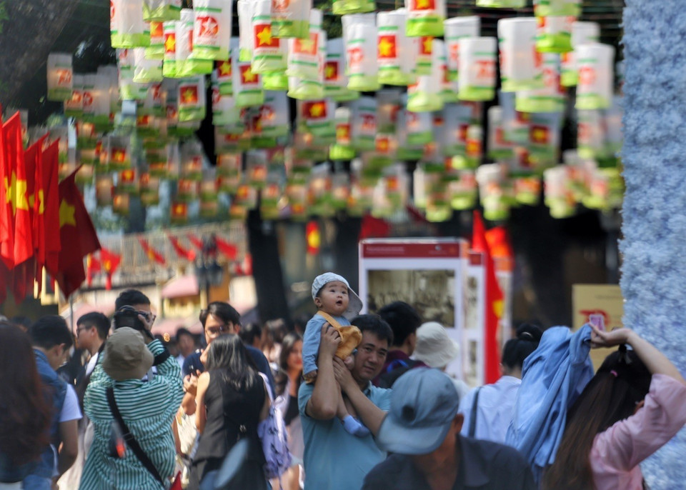 The mural space on Phung Hung street attracts a large number of locals and tourists. (Photo: VNA)