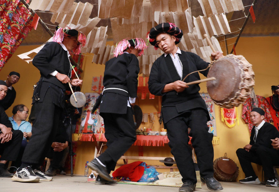 Dao ethnic people practice a ritual at the “tu cai” ceremony in Tam Duong district, Lai Chau province. (Photo: VNA)