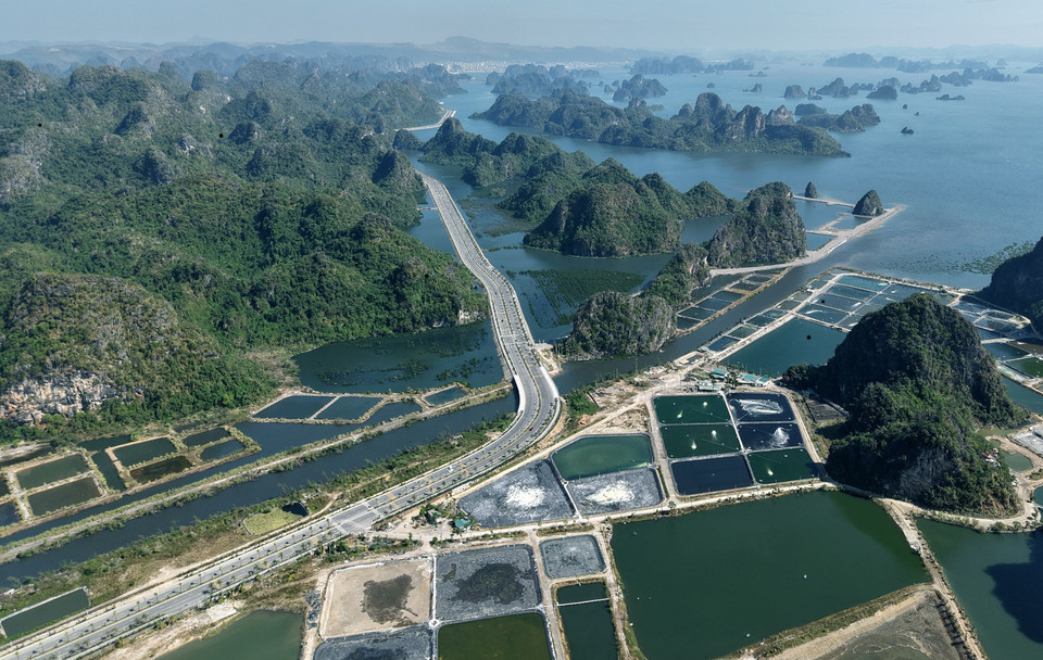 The coastal route runs through the salt fields of coastal villagers. (Photo: Quoc Khanh – VNA)
