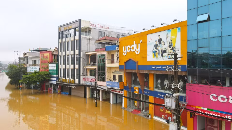 The wards of Hong Ha, Thai Hoc, and Yen Ninh (Yen Bai city) experience deep flooding on the morning of September 9, 2024. (Photo: Tuan Anh - VNA)