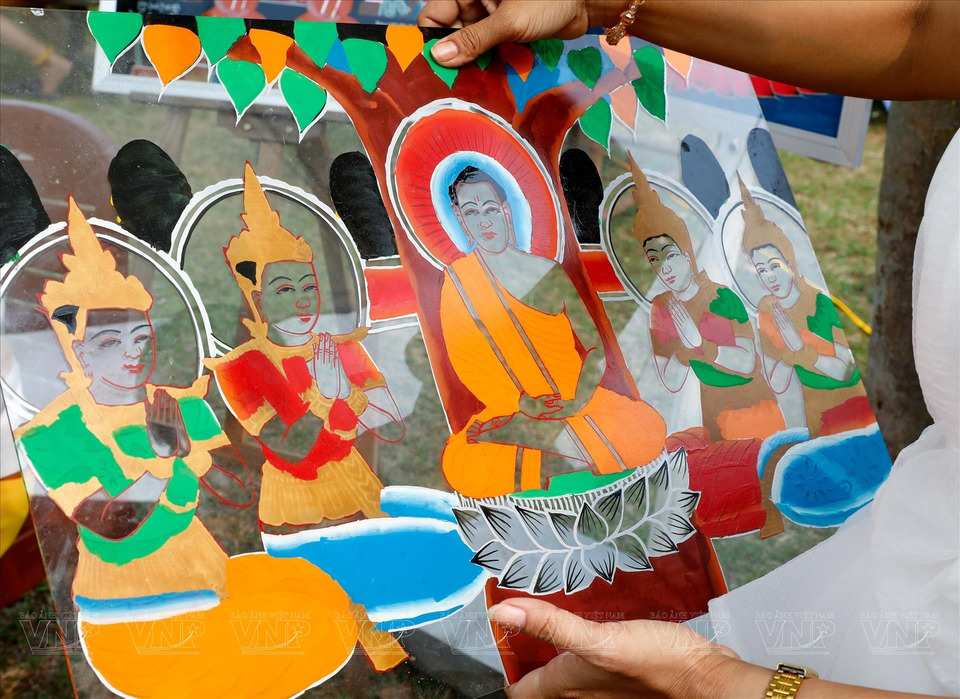 Khmer people follow Buddhism, so their glass paintings mainly center on Buddha and pagodas, and are inclined to the good. (Photo: VNA)