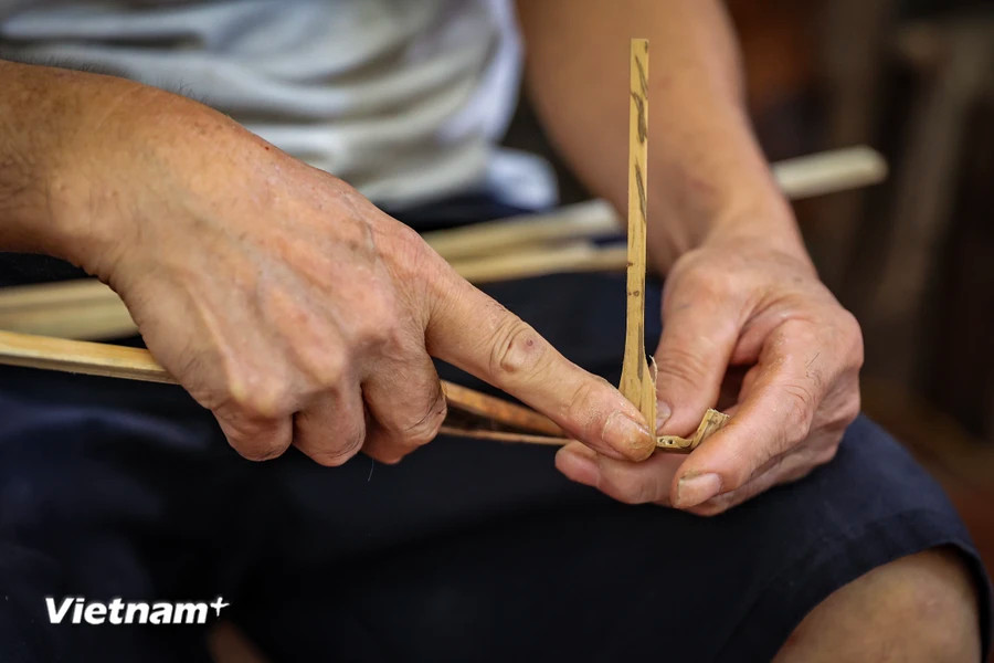Each step, from bamboo splitting, making the body and wing of dragonflies, making the wing assembly, and decoration. The most difficult stage is to assemble the wings to the body which must be precise to ensure that the dragonfly will be perfectly balanced on the sticks or twigs. (Photo: VietnamPlus)