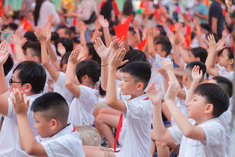 Students at Gia Quat Primary School in Long Bien district at the opening ceremony of the new academic year. (Photo: VNA)