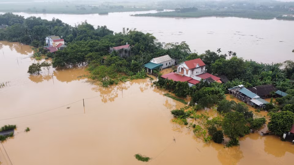 The rising Red River isolates dozens of households in Hien Huong commune (Ha Hoa district, Phu Tho province). (Photo: Ta Toan - VNA)