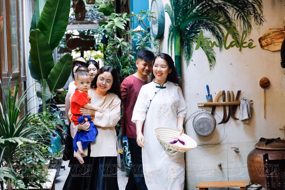 Lily Hoang takes visitors to experience the Am CaKe cultural space. (Photo: VNP/VNA)