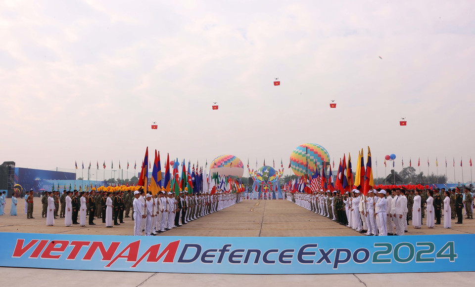 The rehearsal for the opening ceremony of the Vietnam International Defense Expo 2024 in progress. (Photo: Van Diep - VNA)