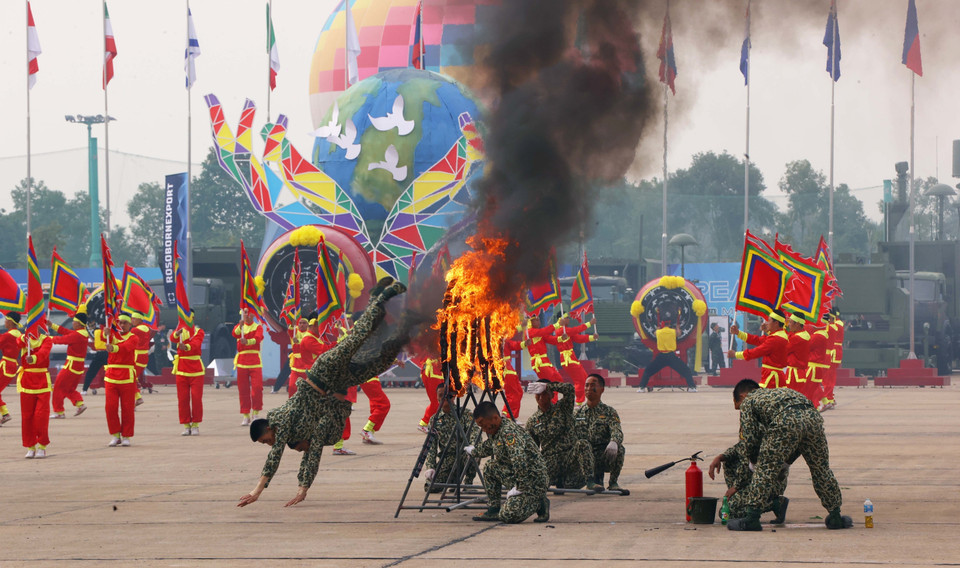 Commando forces jump through fire. (Photo: Van Diep - VNA)