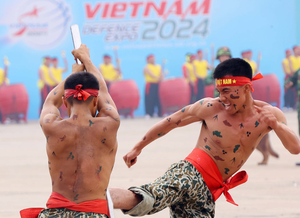Commando forces demonstrate combat techniques. (Photo: Van Diep - VNA)