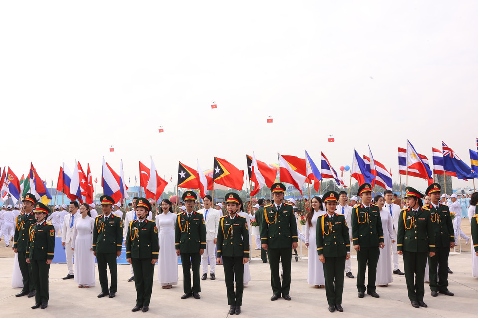 Art performance welcomes the opening ceremony of the Vietnam International Defense Expo 2024, scheduled to take place from December 19-22 in Hanoi. (Photo: Van Diep - VNA)
