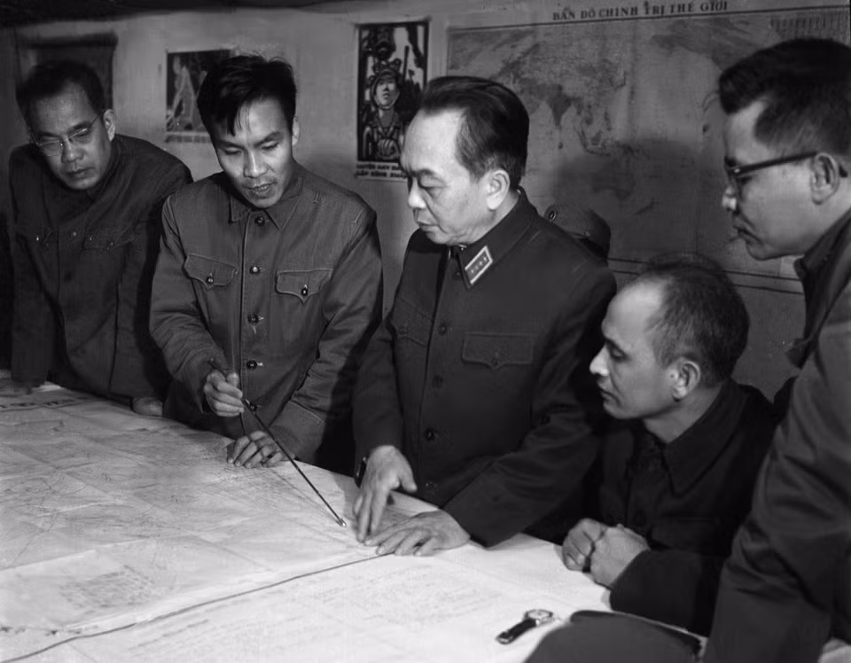 General Vo Nguyen Giap visits the Air Defence-Air Force Command on December 30, 1972. The force, along with the military and people of Hanoi, defeated the US strategic airstrike on the capital. (Photo: VNA)