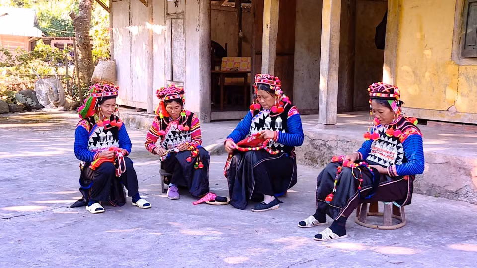 Ha Nhi ethnic women gather to embroider costumes in preparation for the traditional Lunar New Year (Tet) holiday. (Photo: VNA)