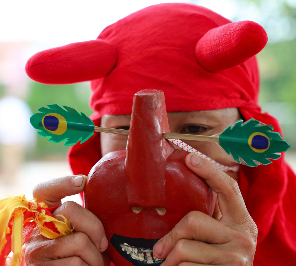 Chiem Thanh, one of the five parts of the Xuan Pha dance, re-enacts the Champa people’s dance. Performers wear a red-painted wooden mask featuring a low, short nose and two eyes made from peacock feathers. (Photo: VNA)
