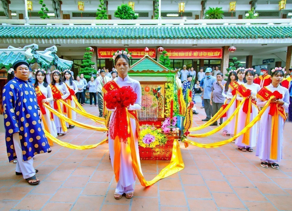 The festival honors Ba Chua Xu, the local goddess, and offers an opportunity for people to express their respect, gratitude, and reverence for those who have contributed to the nation's development. (Photo: VNA)