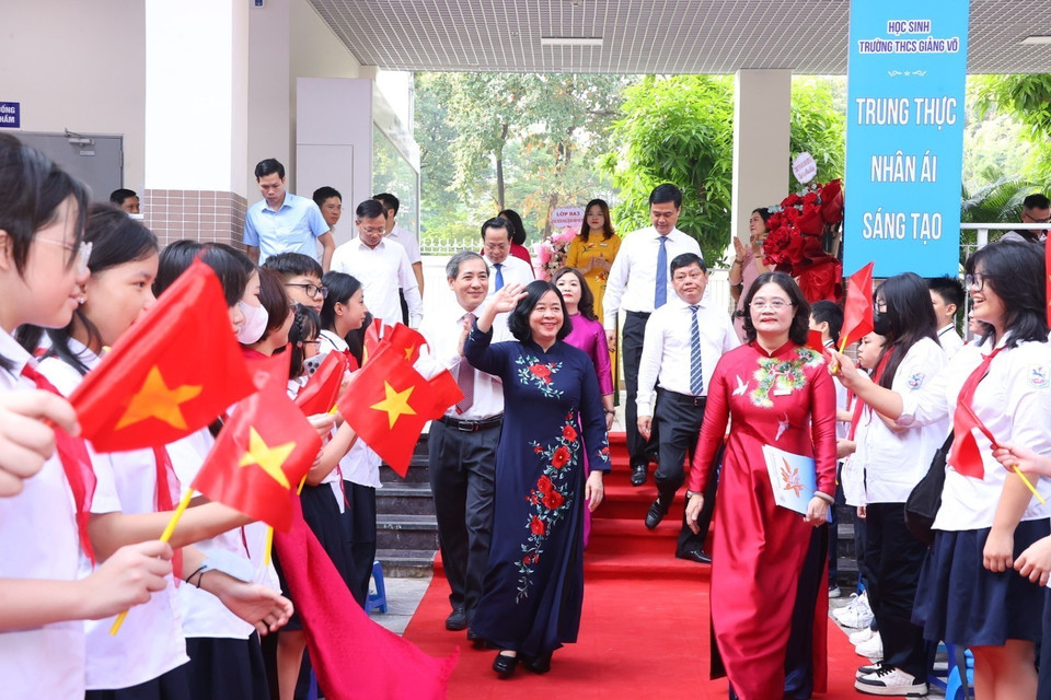 Secretary of the Hanoi Party Committee Bui Thi Minh Hoai attends the opening ceremony of the 2024-2025 academic year at Giang Vo Secondary School. (Photo: VNA)