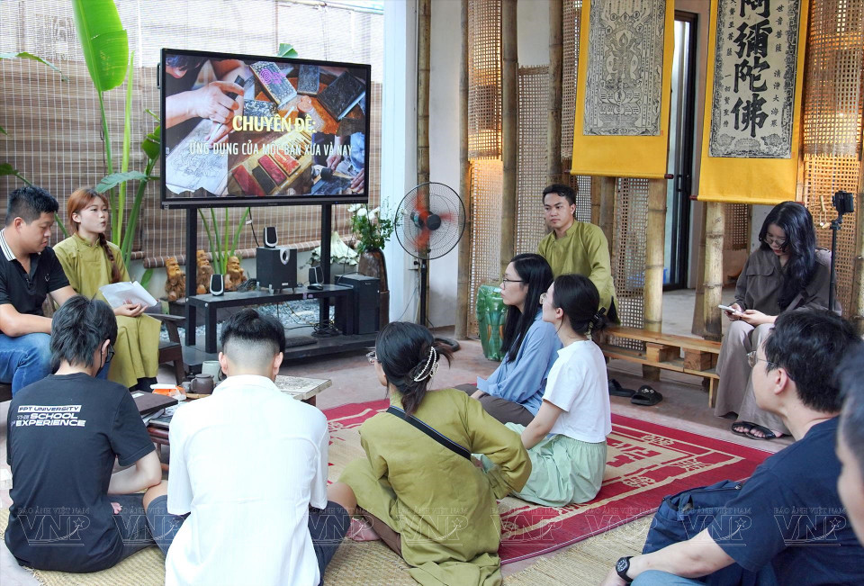 Since June 2024, Bach Nghe Ward has organised multiple thematic exhibitions related to traditional crafts. (Photo: VNP/VNA)