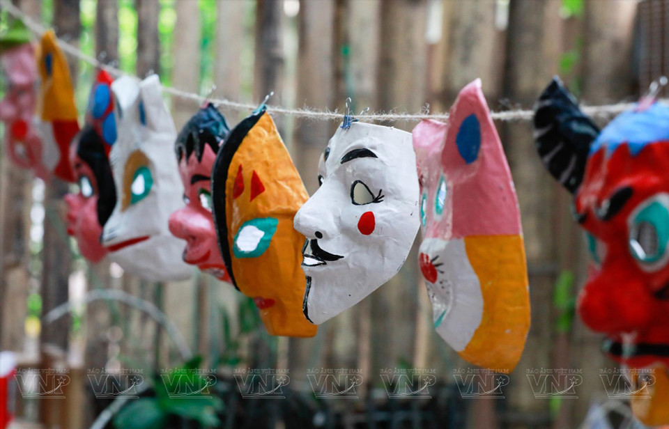 Traditional paper masks are on display at Bach Nghe Ward. (Photo: VNP/VNA)