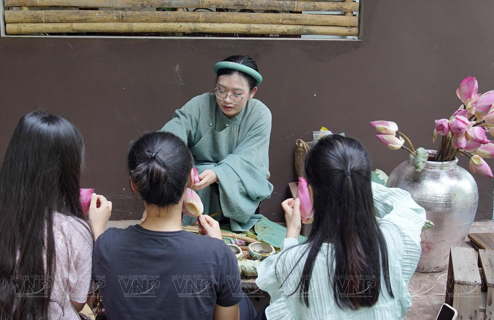 Visitors enjoy Hanoi lotus tea at Bach Nghe Ward. (Photo: VNP/VNA)