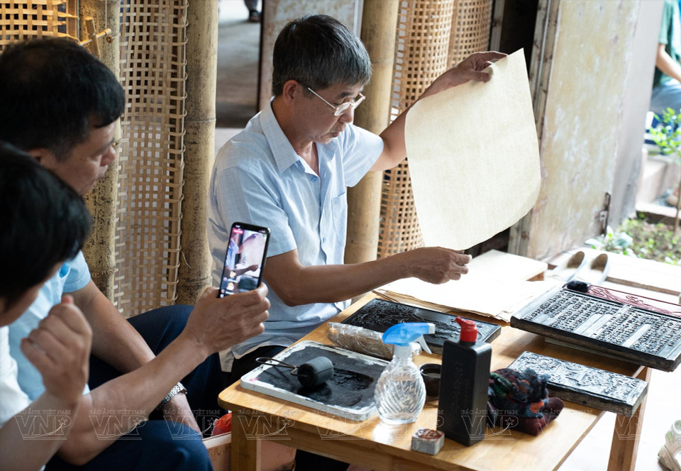 Visitors can witness firsthand the process of making traditional handcrafted products. (Photo: VNP/VNA)