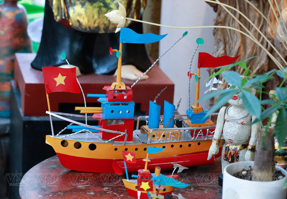 Toys from the subsidy period made of tin and welded metal are on display. (Photo: VNP/VNA)