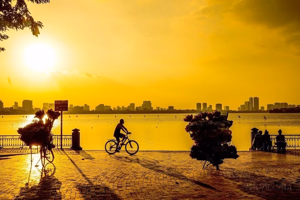 Sunset over West Lake (Photo: VNA). The West Lake is located northwest of Hanoi center. Covering an area of 500 ha and with a shore length of 17 km, West Lake is the largest lake in the inner city, and a popular place for recreation with many surrounding gardens, hotels, and villas.