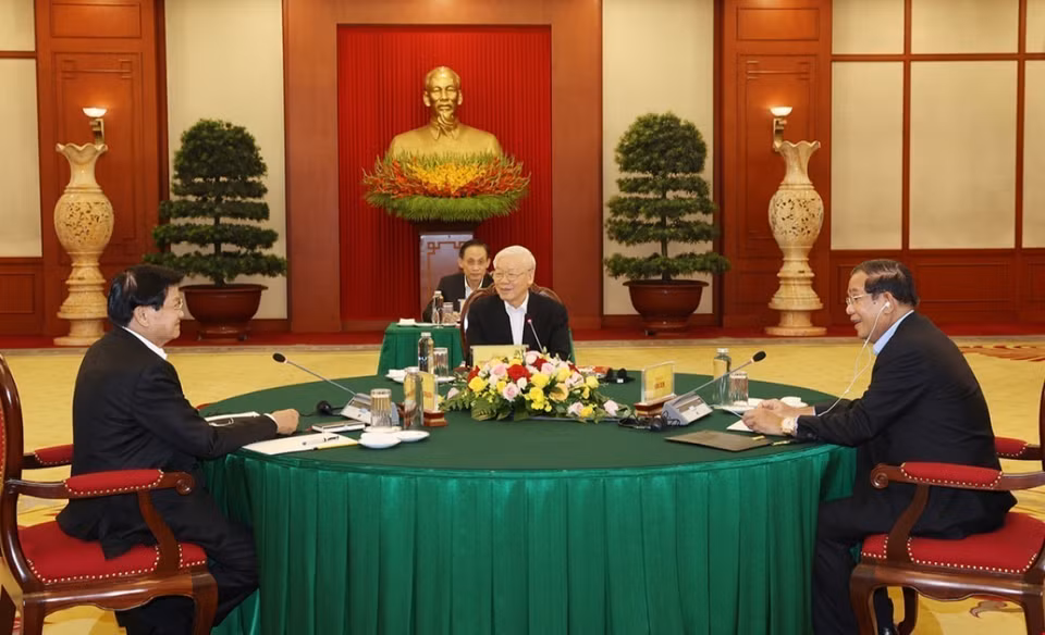 Party General Secretary Nguyen Phu Trong along with President of the Cambodian People’s Party and Prime Minister of Cambodia Hun Sen, and General Secretary of the Lao People’s Revolutionary Party and President of Laos Thongloun Sisoulith at the Vietnam - Cambodia - Laos Summit in Hanoi on September 26, 2021. (Photo: VNA)