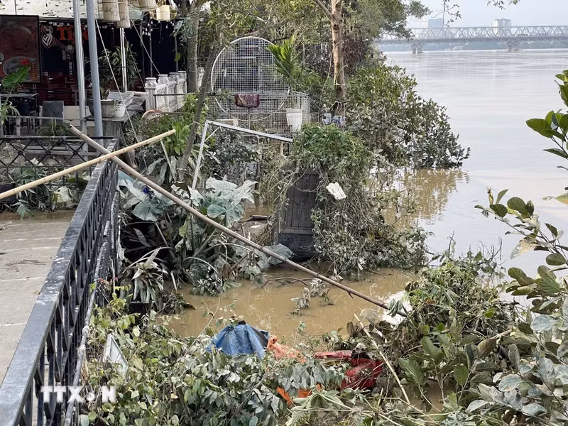 Red River water levels recede (Photo taken at 8:15 AM, September 13, 2024, by VNA)