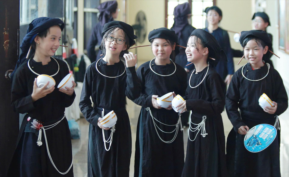Bac Kan Centre for Culture and Tourism Promotion organises and guides the teaching of the intangible cultural heritage of the bowl dance in the districts of Bach Thong, Ngan Son, Pac Nam, Na Ri, Cho Moi and Bac Kan. (Photo: VNP/VNA)
