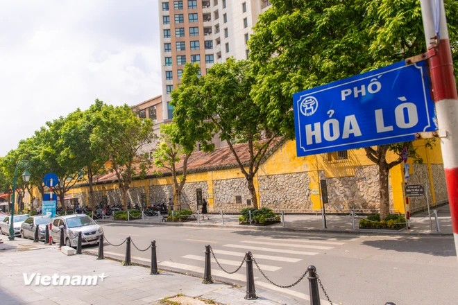 When mentioning Hoa Lo street, many people will think of the Hoa Lo Prison, a famous historical landmark. Interestingly, this street has only one address, the Hoa Lo Prison, which is why many jokingly call it the “One address street.” Today, this site has been transformed into a vivid museum, allowing visitors to gain a deeper understanding of the nation's history. (Photo: VietnamPlus)