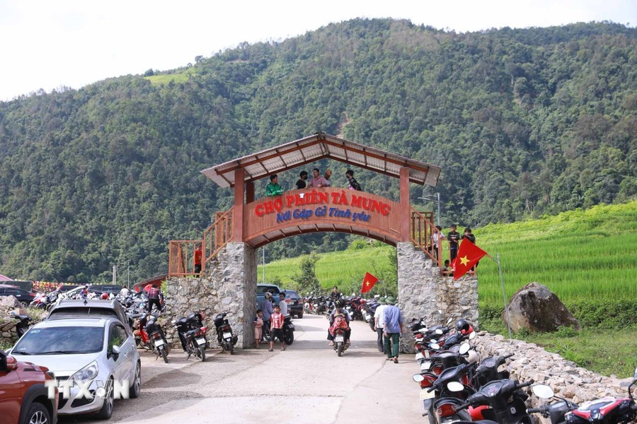 The entrance to Ta Mung market is built in a spacious and sturdy manner. (Photo: VNA)