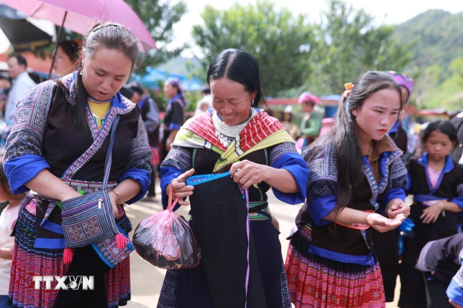 Though outside influences have reached many villages, leading some ethnic groups to change their daily clothing, the H’Mong women here continue to preserve their cultural heritage by wearing traditional attire. (Photo: VNA)