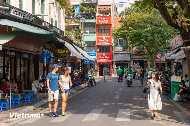Ho Hoan Kiem street is a vivid slice showcasing the intersection of traditional culture and bustling modernity. (Photo: VietnamPlus)