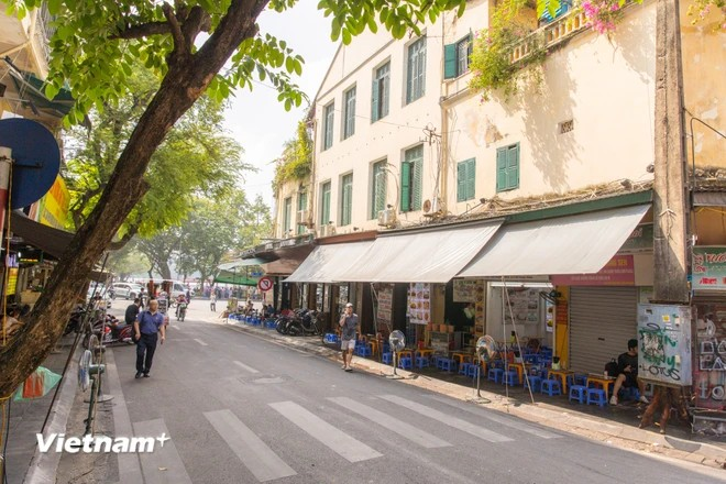 The houses along the street retain their ancient charm, highlighting the nostalgic atmosphere that Hanoi residents take such pride in. (Photo: VietnamPlus)